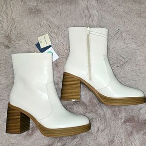 Brand new boots 8½, light cream color, super beautiful and comfortable